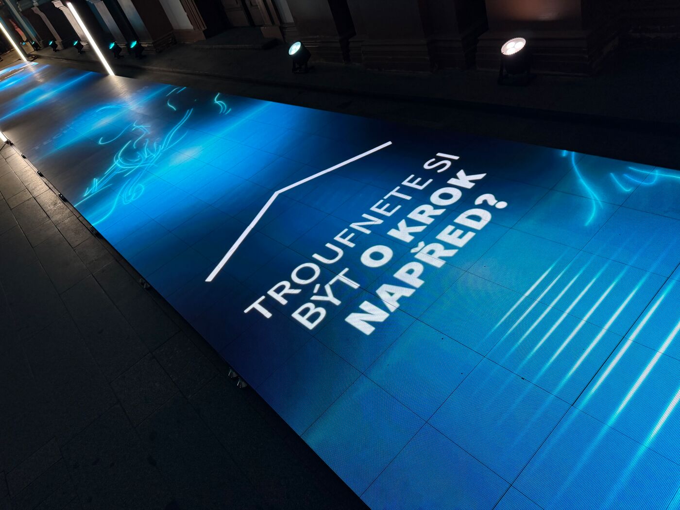 Interaktivní LED podlahová obrazovka na módní přehlídce