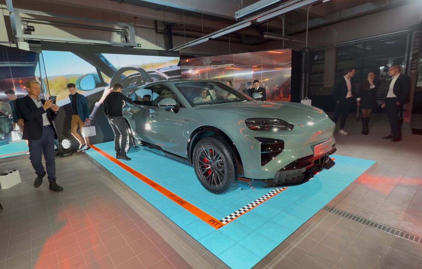 LED podlahová obrazovka na autoshow